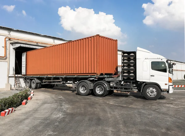 Container truck varulastning lager Stockfoto