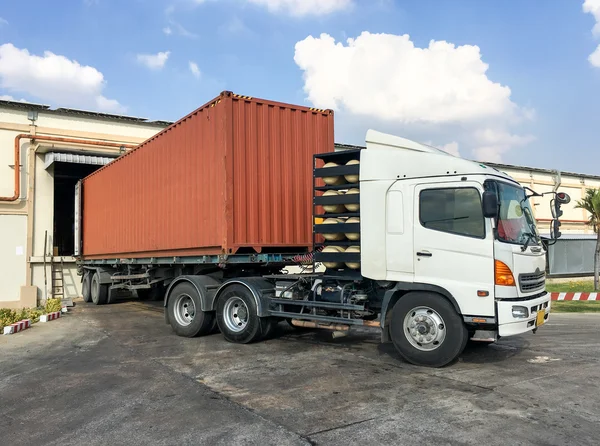 Container truck varulastning lager Stockbild