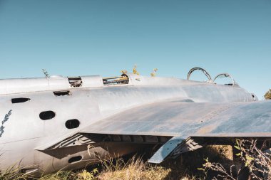 Eski uçak gövdesi ve kanat yakın görüş alanı. Aero L-29 Delfin, Ukrayna 'nın Kharkov bölgesindeki Vovchansk, Kharkov' da terk edilmiş hava üssünde bulunan jet motorlu bir eğitim uçağı.