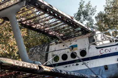 An-2 Antonov 'un uçak gövdesi ve kabini Sovyet seri üretimli çift motorlu çift motorlu uçaklar Vovchansk, Ukrayna' da kaldı.