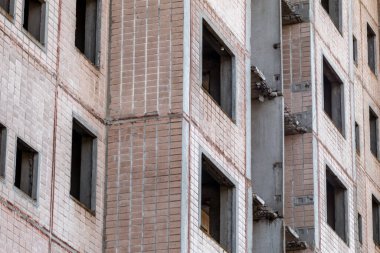 Çok katlı terk edilmiş Sovyet binası fayanslı cephe. Yıpranmış ev mimarisi, Birky, Ukrayna 'da bitmemiş nükleer bilim adamları şehri.
