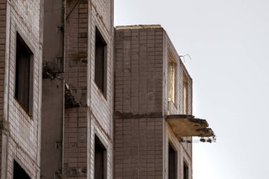 Çok katlı terk edilmiş Sovyet binası ön cephesi çökmüş balkon silueti. Yıpranmış konutlar, Birky, Ukrayna 'da bitmemiş nükleer bilim adamları şehri.
