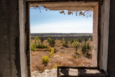 Eski karanlık soğuk yıpranmış odadan güneşli ve sıcak bir güne açılan pencere. Çöküşten yeni bir başlangıç moduna bak