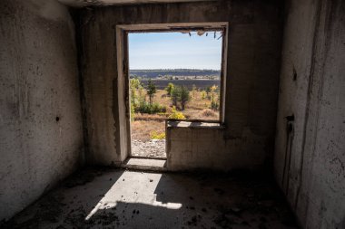 Güneş pencereden içeri doğru parıldıyor. Eski, karanlık, soğuk, yıpranmış odaya doğru. Çöküşten yeni başlangıca dışarıya bak