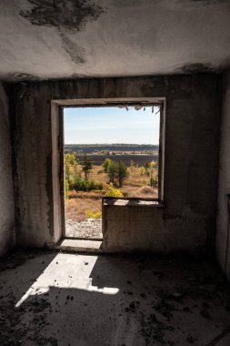 Güneş pencereden içeri doğru parıldıyor. Eski, karanlık, soğuk, yıpranmış odaya doğru. Çöküşten yeni başlangıca dışarıya bak