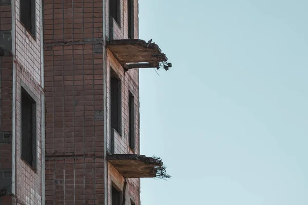 高达多层的废弃的苏联建筑立面与坠毁的阳台轮廓在天空 乌克兰比尔基市尚未建成的核科学家之家 被风吹日晒 — 图库照片