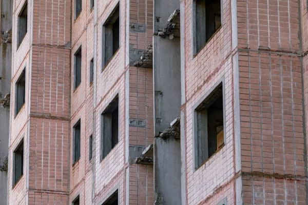 高层的多层废弃的苏联建筑铺了砖的立面 乌克兰比尔基未建成的核科学家城市 受损的住房 — 图库照片