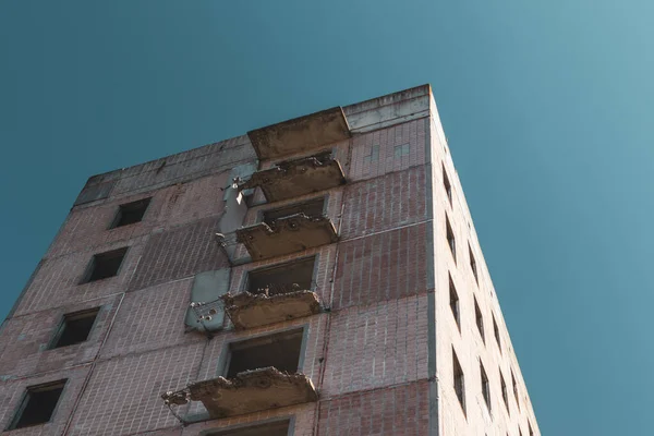 高层多层废弃的苏联建筑立面顶部角落 乌克兰比尔基未建成的核科学家城市 受损的住房 — 图库照片