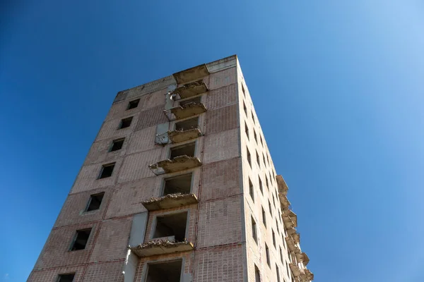 在明亮的蓝天上 高耸的多层废弃的苏联建筑立面 乌克兰比尔基未建成的核科学家城市 受损的住房 — 图库照片