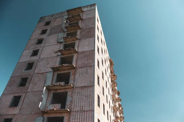 高层多层废弃的苏联建筑立面 天台倒塌 色彩渐变 乌克兰比尔基市尚未建成的核科学家之家 被风吹日晒 — 图库照片