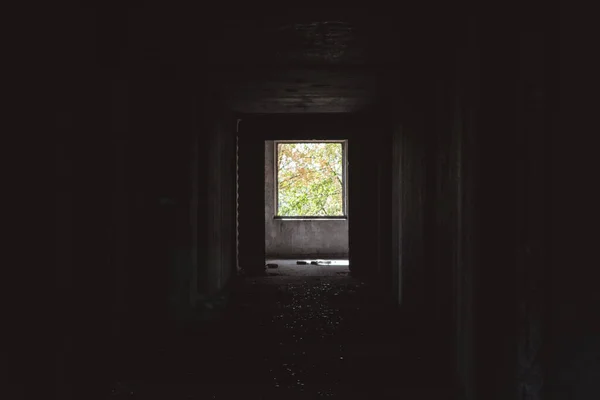 Karanlık Soğuk Terk Edilmiş Zemini Yıpratmış Sonunda Penceresi Aydınlanmış Karanlıktan — Stok fotoğraf