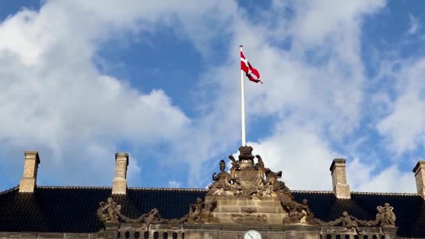 Bandera Roja Con Cruz Blanca Ondeando Sobre Asta Bandera Palacio — Vídeos de Stock