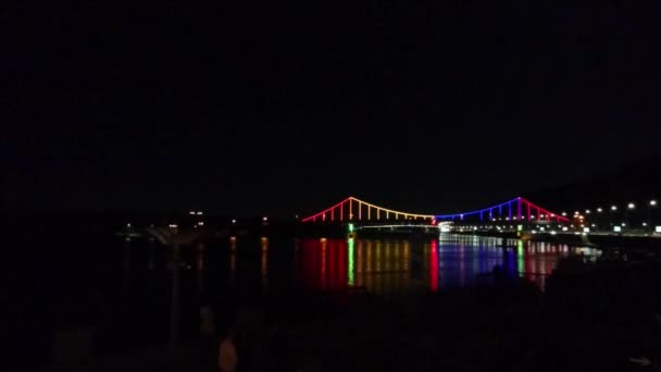 Night Multicolored Illuminated Pedestrian Bridge Park Bridge Reflection Dnieper River — Stock Video