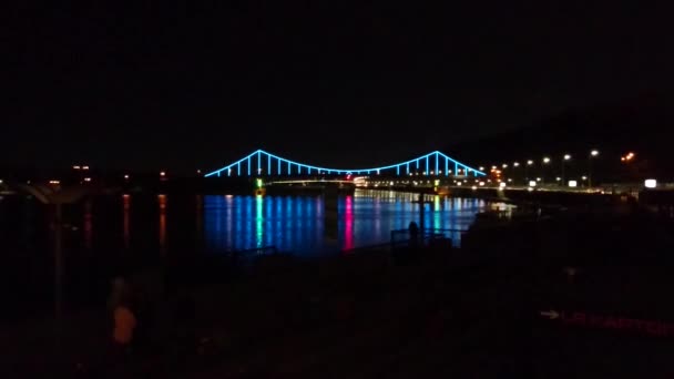 Night Colorful Illuminated Suspension Pedestrian Bridge Park Bridge Reflection Dnieper — Stock Video
