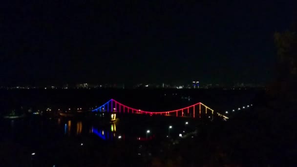 Nacht Beleuchtete Fußgängerbrücke Parkbrücke Mit Spiegelung Über Den Dnjepr Kiew — Stockvideo