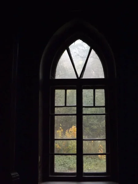 Старое Длинное Деревянное Окно Темной Комнате Замка Осенним Видом — стоковое фото