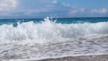Yunanistan 'ın Lefkada adasının açık mavi sularıyla çakıl taşı plajında beyaz dalgalar yaklaşıyor. Yaz vahşi doğa seyahati İyon Denizi 'ne
