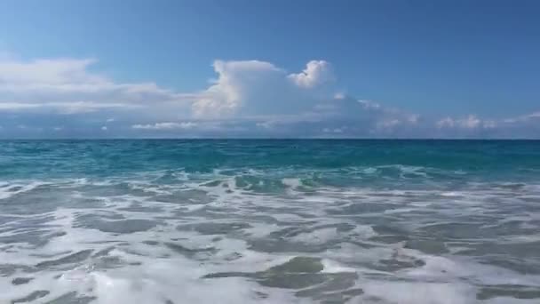 在希腊莱夫卡达岛的海滩上 白浪在卵石海滩上拍打着特写 海水清澈而明亮 夏季野生大自然假期前往爱奥尼亚海 — 图库视频影像