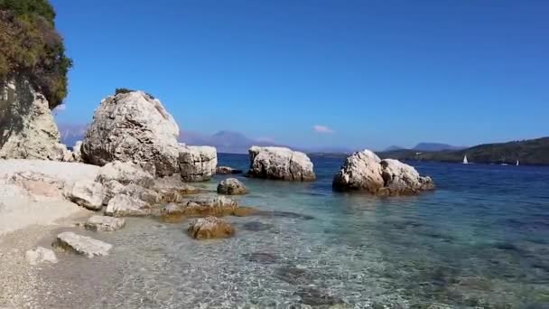 希腊莱夫卡达岛海滨碧绿清澈的海水中的白色岩石 夏季野生大自然假期前往爱奥尼亚海 — 图库视频影像