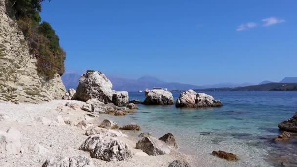 Yunanistan Lefkada Adasının Açık Deniz Kıyısında Beyaz Mermer Çakıl Taşları — Stok video