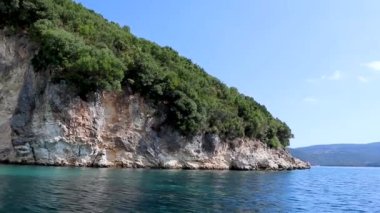 Kayalık uçurumlardaki sudan ve Yunanistan 'daki Lefkada adasının vahşi doğasından manzara. İyon Denizi 'ne yaz tatili