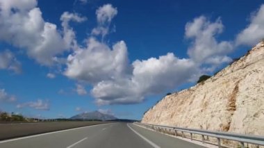 Güneşli bir yaz gününde manzaralı bulutlu Yunanistan 'da otoyol gezintisi