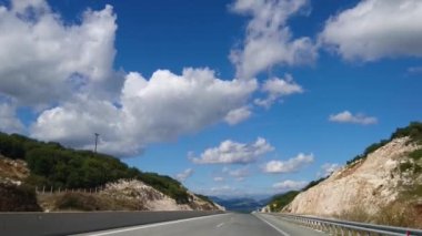 Güneşli bir yaz gününde manzaralı bulutlu Yunanistan 'da otoyol gezintisi