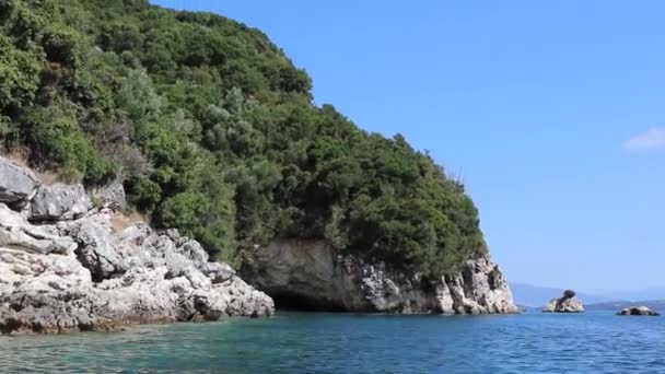 在希腊莱夫卡达岛的岩石森林悬崖海岸和野外洞穴上乘船观看 前往爱奥尼亚海的暑假旅行 — 图库视频影像