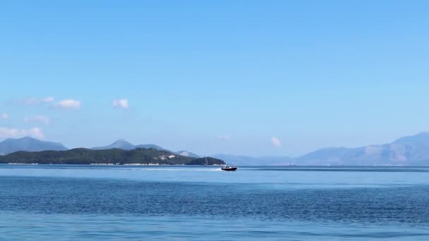 Tekne Uzakta Yüzüyor Yon Denizi Ndeki Lefkada Yunanistan Adasının Mavi — Stok video