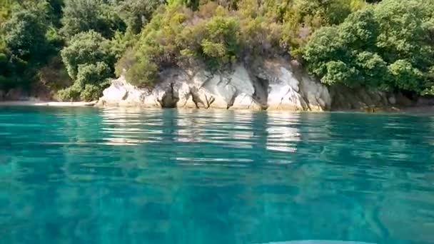 希腊莱夫卡达岛岩石森林覆盖的海岸上的绿松石水和野生的自然景观 前往爱奥尼亚海的暑假旅行 — 图库视频影像