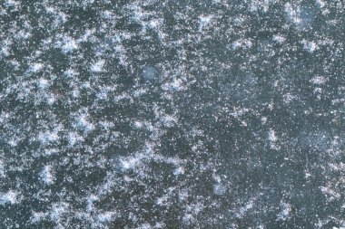 Açık beyaz karla kaplı mavi buz doğal doku arka planında. Vahşi gölde kış