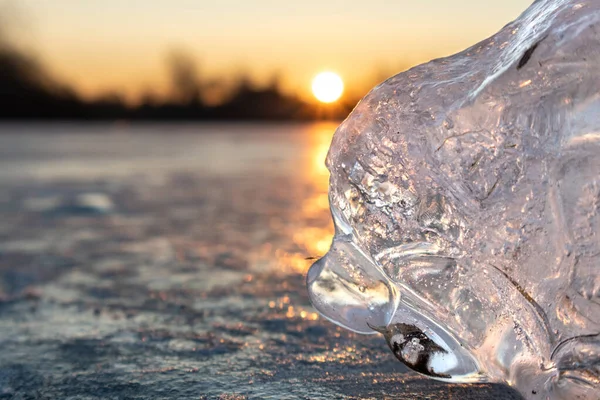 Transparent Glänzendes Klares Eis Nahaufnahme Funkelt Sonnenuntergang Auf Der Gefrorenen — Stockfoto