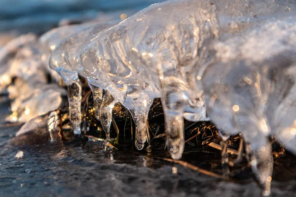 Transparent Glänzende Klare Eiszapfen Nahaufnahme Funkeln Sonnenuntergang Auf Der Gefrorenen — Stockfoto