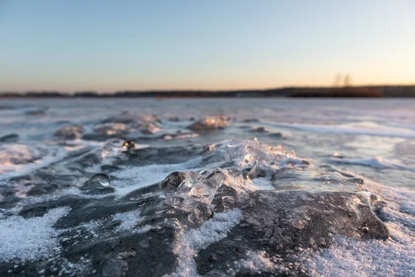 冰冰封的冰封的湖面 与蓝色的蓝天形成鲜明对比 夕阳的光芒 模糊的背景 — 图库照片