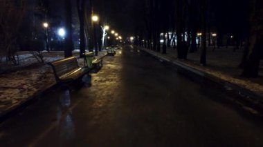 Shevchenko şehir bahçesi tecrit altında. Kimsenin olmadığı bir gece görüşü. Kharkiv, Ukrayna