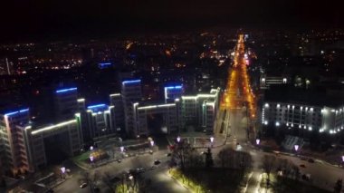 Derzhprom ve Karazina Ulusal Üniversitesi Özgürlük Svobody Meydanı Kharkiv, Ukrayna 'nın tatil aydınlatma ışıklarıyla havada soldan sağa panoramik manzara