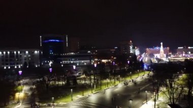 Özgürlük Svobody Meydanı (Kharkiv) ve Karazina Ulusal Üniversitesi hava manzarası ile gece yeni yıl tatili ve Noel ağacı süslemeleri ile şehir merkezinde renkli aydınlatma alanı.