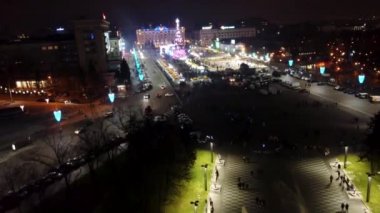 Gece vakti Özgürlük Svobody Meydanı (Harkiv) hava manzarası, yeni yıl tatili ve şehir merkezinde renkli aydınlatma ile Noel ağacı süslemeleri.