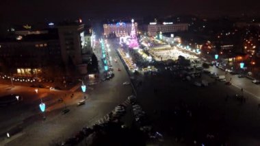 Özgürlük Svobody Meydanı (Harkiv), yeni yıl tatilleri, Noel ağacı süslemeleri ve şehir merkezinde renkli aydınlatmalı buz pateni pisti ile gece hava manzarası