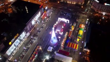 Özgürlük Svobody Meydanı (Harkiv), yeni yıl tatilleri, Noel ağacı süslemeleri ve şehir merkezinde renkli aydınlatmalı buz pateni pisti ile gece hava manzarası