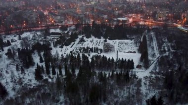 Sisli kış gününde beyaz kış ışıkları şehrinin ve botanik bahçesinin üzerinden uç. Harkiv 'de hava görüntüsü