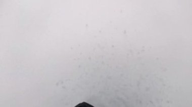 Dokunulmamış derin bakir beyaz kar üzerinde yürüyorum. Kış açık havada birinci şahıs görünümü