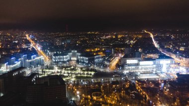 Özgürlük Svobody Meydanı (Kharkiv) ve şehir Central Park hava manzarası ile gece yeni yıl tatilleri ve renkli ışıklandırmalı Noel ağacı süslemeleri