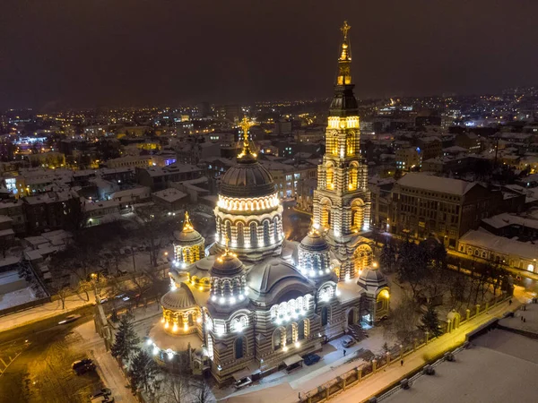 대성당은 눈내리는 겨울밤 조명을 비추었다 공중에서는 우크라이나 하르키우 관광을 수있다 — 스톡 사진