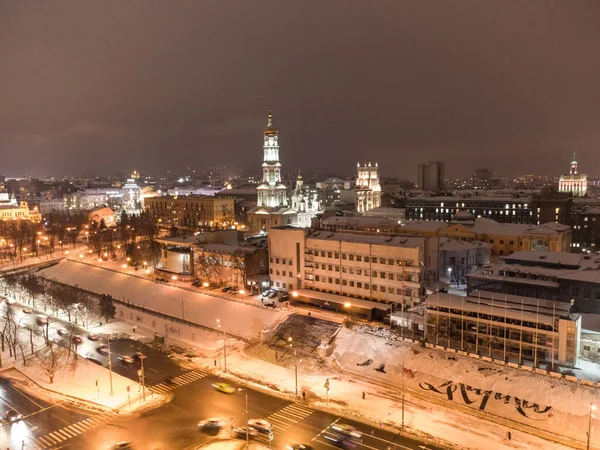 冬の雪の夜の照明都市の航空風景 ウクライナハルキウのダウンタウンにあるドーミション大聖堂 Serhiivskyi Maidan — ストック写真