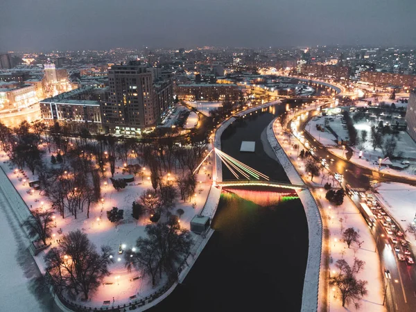 哈尔科夫市中心 一座灯火通明的Skver Strilka桥 Mist Zakokhanykh 横跨河流 冬季空中夜间色彩分级城市景观摄影 — 图库照片