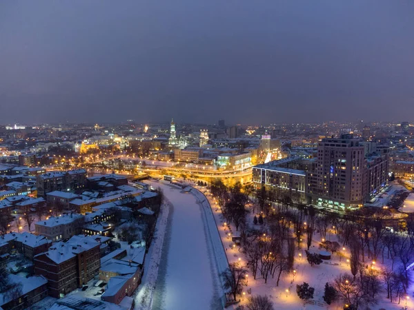 Serata Invernale Illuminato Città Paesaggio Aereo Con Fiume Ghiacciato Innevato — Foto Stock