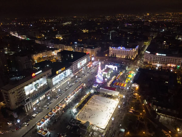 在市中心娱乐区 自由广场 Kharkiv 的夜景 新年假期和圣诞树装饰品 灯火通明 灯火通明 — 图库照片