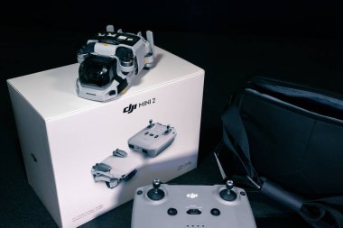 Kiev, Ukrayna - 02 Şubat 2021: Dji Mavic Mini 2 insansız hava aracı. Yeni katlanmış kuadkopter ve uzaktan kumanda ile Bundle More Combo çanta, kutu ve aksesuarlar