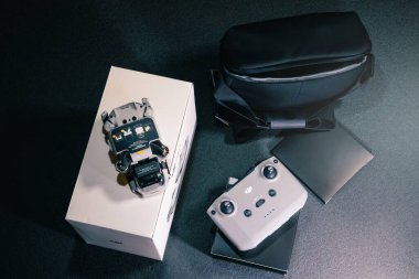 Kiev, Ukrayna - 02 Şubat 2021: Dji Mavic Mini 2 insansız hava aracı. Yeni katlanmış kuadkopter ve uzaktan kumanda ile Bundle More Combo çanta, kutu ve aksesuarlar